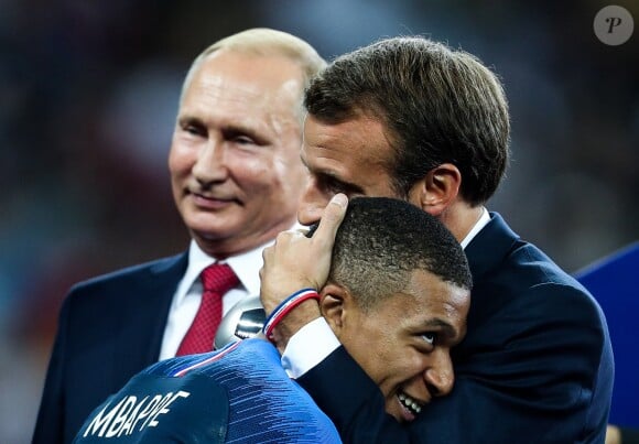 Vladimir Poutine pendant qu'Emmanuel Macron embrassé Kylian Mbappé après la victoire de la France face à la Croatie (4-2) en finale de la Coupe du Monde 2018 (FIFA World Cup Russia2018), le 15 juillet 2018.