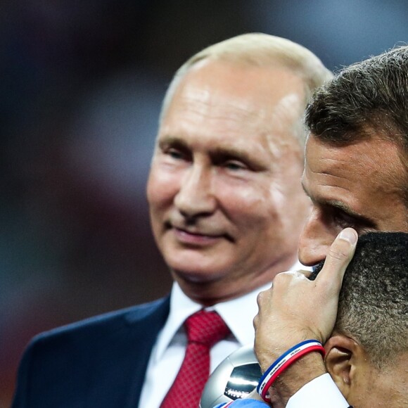 Vladimir Poutine pendant qu'Emmanuel Macron embrassé Kylian Mbappé après la victoire de la France face à la Croatie (4-2) en finale de la Coupe du Monde 2018 (FIFA World Cup Russia2018), le 15 juillet 2018.