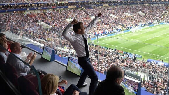 Emmanuel Macron euphorique : Baiser fougueux avec Brigitte