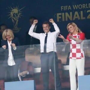 La première dame Brigitte Macron et son mari le président français Emmanuel Macron et la présidente Croate Kolinda Grabar-Kitarovic - People au stade Loujniki lors de la finale de la Coupe du Monde de Football 2018 à Moscou, opposant la France à la Croatie à Moscou le 15 juillet 2018 © Cyril Moreau/Bestimage