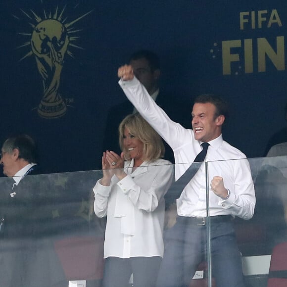 Noël Le Graët, président de la FFF, la première dame Brigitte Macron et son mari le président français Emmanuel Macron - People au stade Loujniki lors de la finale de la Coupe du Monde de Football 2018 à Moscou, opposant la France à la Croatie à Moscou le 15 juillet 2018 © Cyril Moreau/Bestimage a in Moscow on July 15, 201815/07/2018 - Moscou