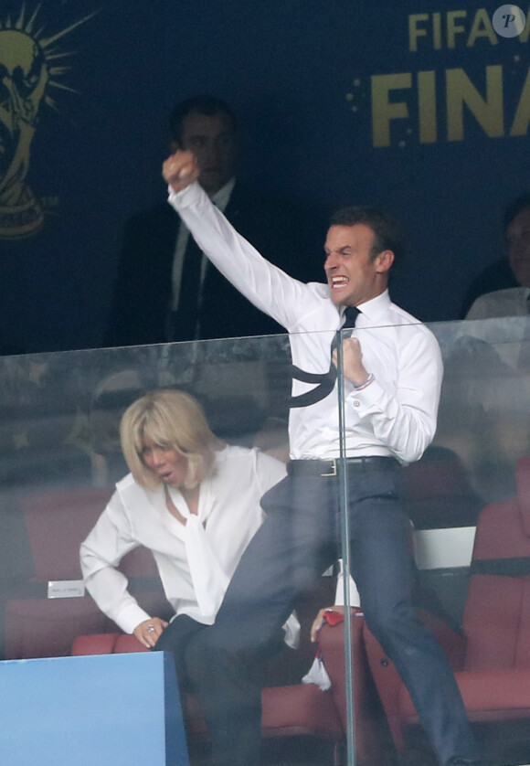 La première dame Brigitte Macron et son mari le président français Emmanuel Macron - People au stade Loujniki lors de la finale de la Coupe du Monde de Football 2018 à Moscou, opposant la France à la Croatie à Moscou le 15 juillet 2018 © Cyril Moreau/Bestimage