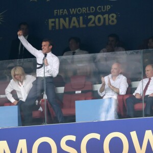 Noël Le Graët, président de la FFF, la première dame Brigitte Macron et son mari le président français Emmanuel Macron , Gianni Infantino le président de la FIFA, Vladimir Poutine et la présidente Croate Kolinda Grabar-Kitarovic - People au stade Loujniki lors de la finale de la Coupe du Monde de Football 2018 à Moscou, opposant la France à la Croatie à Moscou le 15 juillet 2018 © Cyril Moreau/Bestimage
