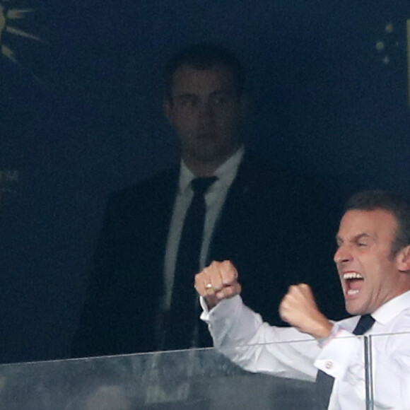 La première dame Brigitte Macron et son mari le président français Emmanuel Macron - People au stade Loujniki lors de la finale de la Coupe du Monde de Football 2018 à Moscou, opposant la France à la Croatie à Moscou le 15 juillet 2018 © Cyril Moreau/Bestimage