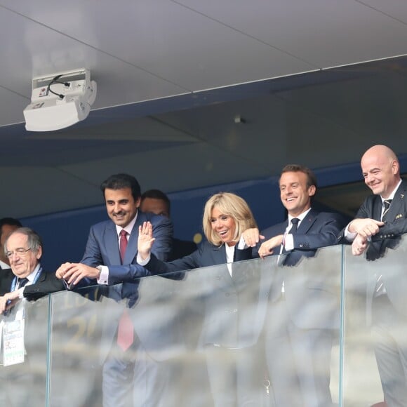 Noël Le Graët, président de la FFF, Son Altesse Cheikh Tamin Bin Hamad Al-Thani, Emir de l'Etat du Qatar, la première dame Brigitte Macron et son mari le président français Emmanuel Macron , Gianni Infantino le président de la FIFA et la présidente Croate Kolinda Grabar-Kitarovic - People au stade Loujniki lors de la finale de la Coupe du Monde de Football 2018 à Moscou, opposant la France à la Croatie à Moscou le 15 juillet 2018 © Cyril Moreau/Bestimage