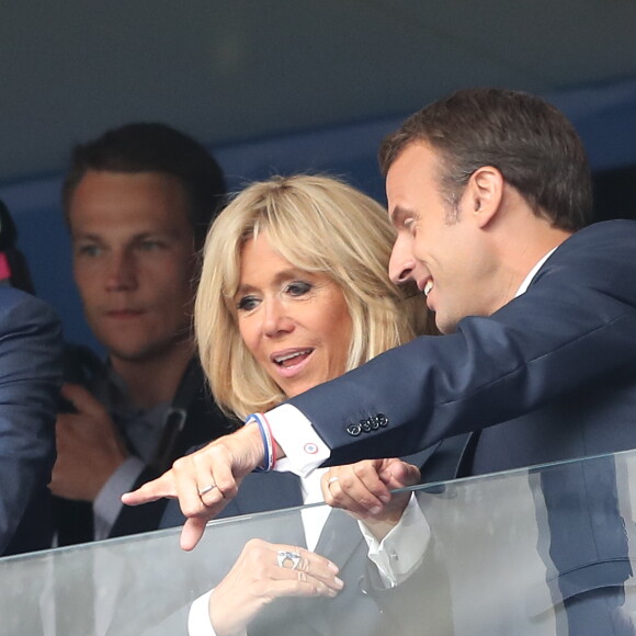Le président français Emmanuel Macron et sa femme la première dame Brigitte Macron - People au stade Loujniki lors de la finale de la Coupe du Monde de Football 2018 à Moscou, opposant la France à la Croatie à Moscou le 15 juillet 2018 © Cyril Moreau/Bestimage