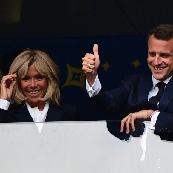 Brigitte et Emmanuel Macron - People au stade Loujniki lors de la finale de la Coupe du Monde de Football 2018 à Moscou, opposant la France à la Croatie. Le 15 juillet 2018 © Moreau-Perusseau / Bestimage