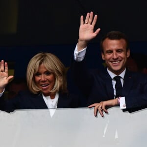 Brigitte et Emmanuel Macron - People au stade Loujniki lors de la finale de la Coupe du Monde de Football 2018 à Moscou, opposant la France à la Croatie. Le 15 juillet 2018 © Moreau-Perusseau / Bestimage