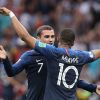 L'équipe de France sur la pelouse du stade Loujniki après leur victoire sur la Croatie (4-2) en finale de la Coupe du Monde 2018 (FIFA World Cup Russia2018), le 15 juillet 2018.
