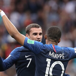 L'équipe de France sur la pelouse du stade Loujniki après leur victoire sur la Croatie (4-2) en finale de la Coupe du Monde 2018 (FIFA World Cup Russia2018), le 15 juillet 2018.