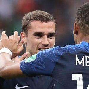 L'équipe de France sur la pelouse du stade Loujniki après leur victoire sur la Croatie (4-2) en finale de la Coupe du Monde 2018 (FIFA World Cup Russia2018), le 15 juillet 2018.