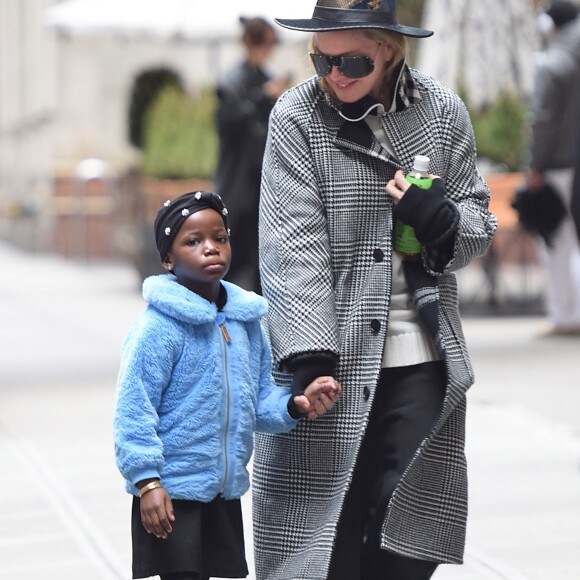 Madonna et une de ses jumelles Estere ou Stella - Madonna se balade avec ses filles dans les rues de New York, le 28 février 2018