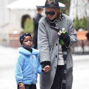 Madonna et une de ses jumelles Estere ou Stella - Madonna se balade avec ses filles dans les rues de New York, le 28 février 2018