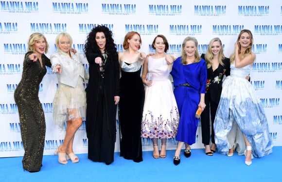 Christine Baranski, Judy Craymer, Cher, Jessica Keenan Wynn, Alexa Davies, Meryl Streep, Amanda Seyfried et Lily James  à la première de "Mamma Mia! Here We Go Again" au cinéma Eventim Apollo à Londres, le 16 juillet 2018.