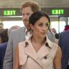 Le prince Harry, duc de Sussex et Meghan Markle, duchesse de Sussex lors de leur visite de l'exposition commémorative de la naissance de Nelson Mandela au centre Southbank à Londres le 17 juillet 2018