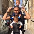 Adil Rami avec ses deux jumeaux - Instagram, 2 septembre 2017