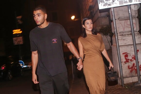 Kourtney Kardashian et son compagnon Younes Bendjima vont dîner en amoureux dans un restaurant à Rome, le 20 juin 2018.