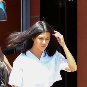 Exclusif - Kourtney Kardashian et ses soeurs à la sortie d'un studio d'enregistrement à Los Angeles, le 16 juillet 2018.