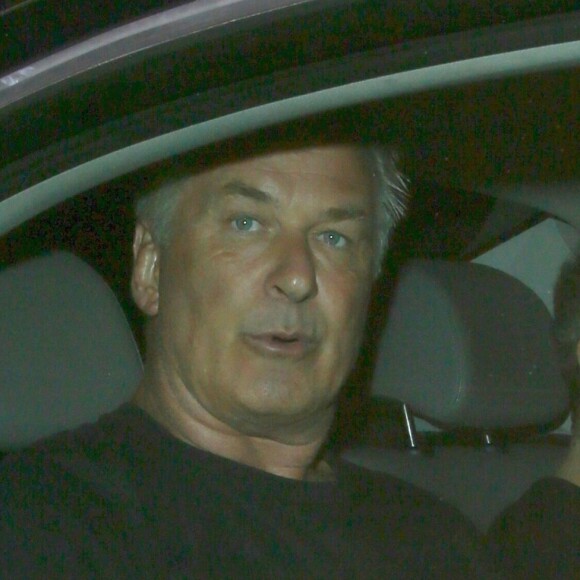 Alec Baldwin quitte le restaurant "Craig's" en oubliant de payer et se fait rattraper par la serveuse sur le parking. Probablement étourdi ou pressé, Alec Baldwin s'est empressé de régler la note, assis à l'arrière de sa voiture. Los Angeles, le 17 juillet 2018.