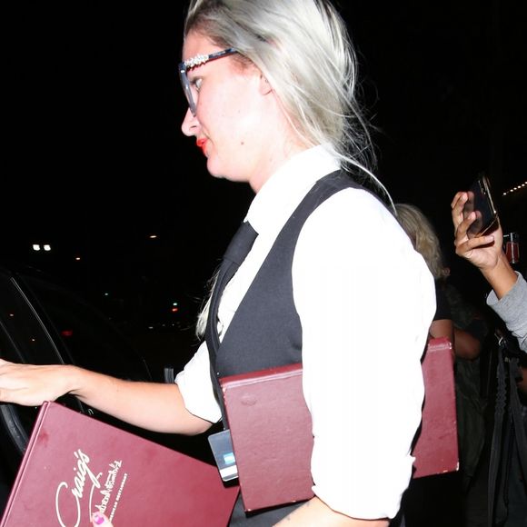 Alec Baldwin quitte le restaurant "Craig's" en oubliant de payer et se fait rattraper par la serveuse sur le parking. Probablement étourdi ou pressé, Alec Baldwin s'est empressé de régler la note, assis à l'arrière de sa voiture. Los Angeles, le 17 juillet 2018.