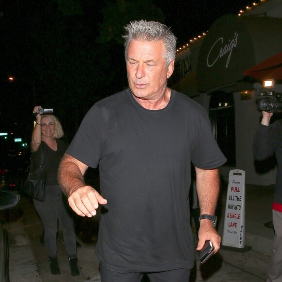 Alec Baldwin quitte le restaurant "Craig's" en oubliant de payer et se fait rattraper par la serveuse sur le parking. Probablement étourdi ou pressé, Alec Baldwin s'est empressé de régler la note, assis à l'arrière de sa voiture. Los Angeles, le 17 juillet 2018.