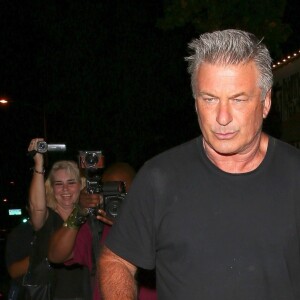 Alec Baldwin quitte le restaurant "Craig's" en oubliant de payer et se fait rattraper par la serveuse sur le parking. Probablement étourdi ou pressé, Alec Baldwin s'est empressé de régler la note, assis à l'arrière de sa voiture. Los Angeles, le 17 juillet 2018.