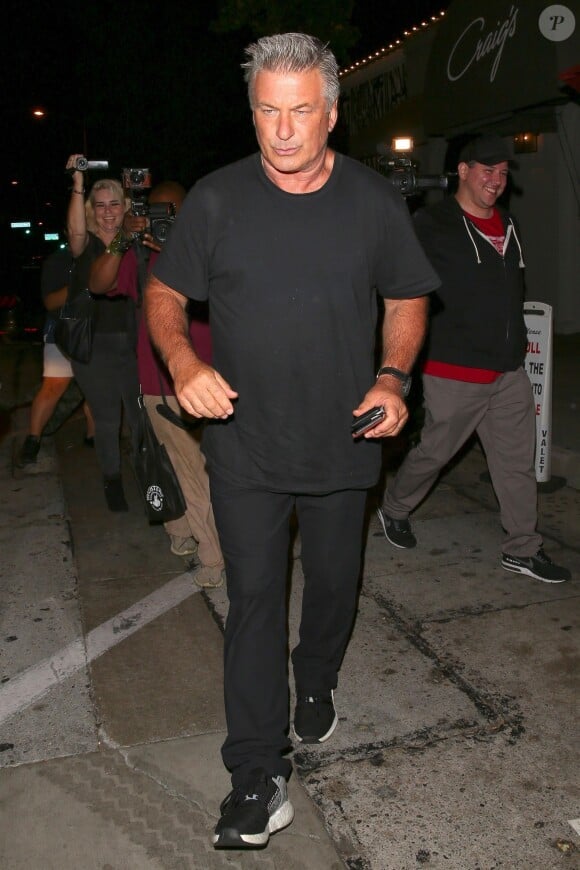 Alec Baldwin quitte le restaurant "Craig's" en oubliant de payer et se fait rattraper par la serveuse sur le parking. Probablement étourdi ou pressé, Alec Baldwin s'est empressé de régler la note, assis à l'arrière de sa voiture. Los Angeles, le 17 juillet 2018.