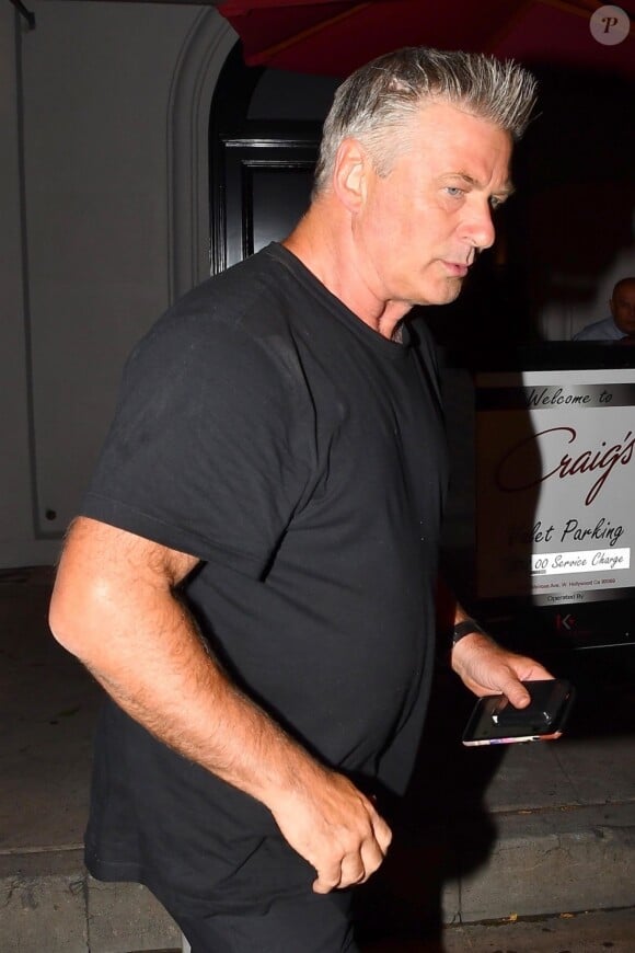 Alec Baldwin quitte le restaurant "Craig's" en oubliant de payer et se fait rattraper par la serveuse sur le parking. Probablement étourdi ou pressé, Alec Baldwin s'est empressé de régler la note, assis à l'arrière de sa voiture. Los Angeles, le 17 juillet 2018.