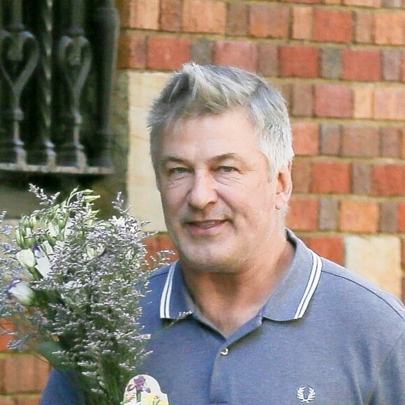 Exclusif - Alec Baldwin apporte un jolie bouquet de fleurs à sa femme Hilaria pour la naissance de leur 4ème enfant cette semaine à New York, le 21 mai 2018