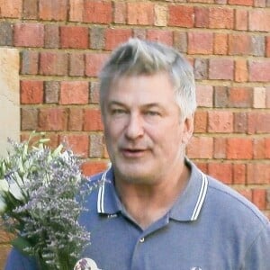 Exclusif - Alec Baldwin apporte un jolie bouquet de fleurs à sa femme Hilaria pour la naissance de leur 4ème enfant cette semaine à New York, le 21 mai 2018