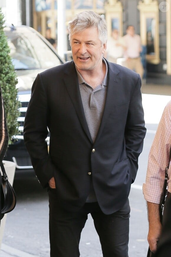 Exclusif - Alec Baldwin salue ses fans à son arrivée au théâtre The Jujamcyn à New York, le 21 mai 2018