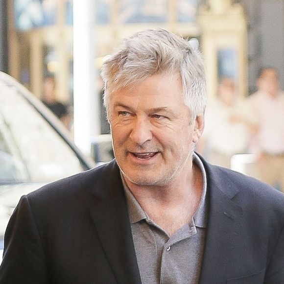 Exclusif - Alec Baldwin salue ses fans à son arrivée au théâtre The Jujamcyn à New York, le 21 mai 2018
