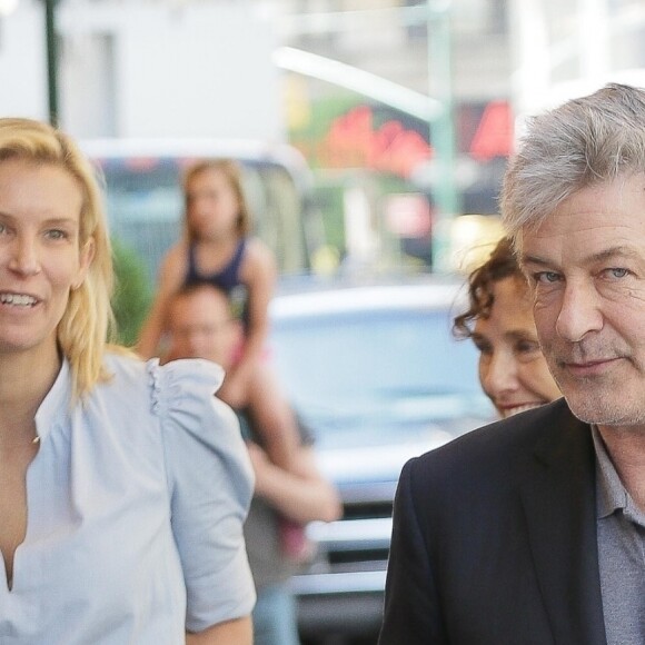 Exclusif - Alec Baldwin salue ses fans à son arrivée au théâtre The Jujamcyn à New York, le 21 mai 2018