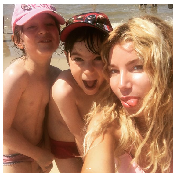 Lola Marois et ses jumeaux à la plage, le 30 juin 2018.