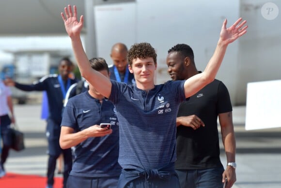 Benjamin Pavard - Arrivées des joueurs de l'équipe de France de football à l'aéroport de Roissy au lendemain de leur victoire de la Coupe du Monde 2018 en Russie. Le 16 juillet 2018 © Giancarlo Gorassini / Bestimage