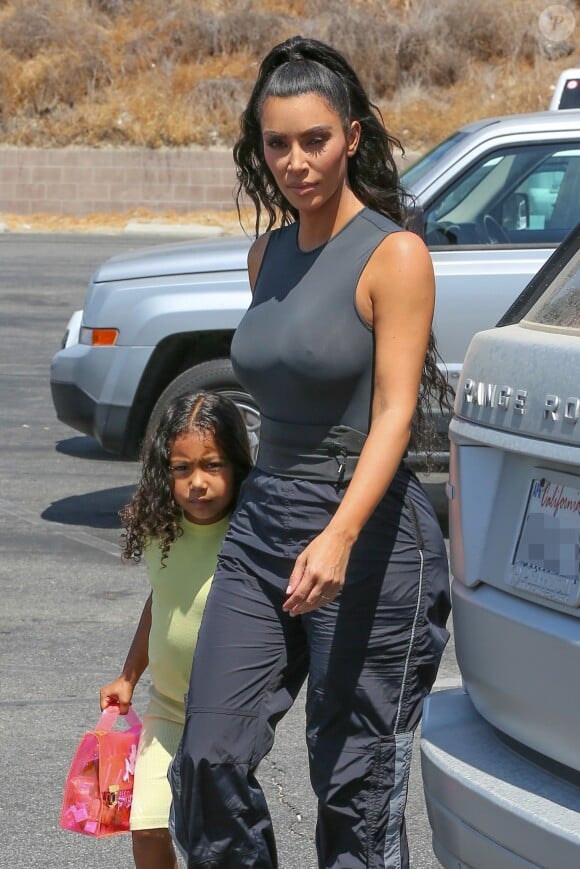 Exclusif - Kim Kardashian avec sa fille North West à  Woodland Hills le le 17 juillet 2018.