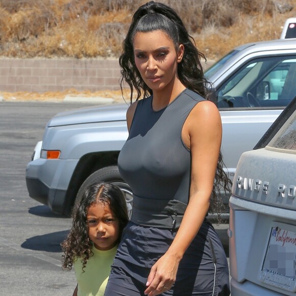 Exclusif - Kim Kardashian avec sa fille North West à  Woodland Hills le le 17 juillet 2018.