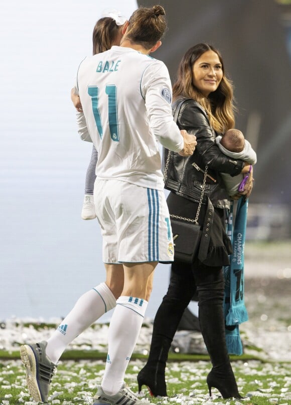 Gareth Bale, sa femme Emma Rhys-Jones et leurs enfants Alba Violet, Nava Valentina et le petit dernier Axel Charles - Les joueurs du Real Madrid et leur entraîneur Z. Zidane fêtent leur victoire en ligue des Champions à Madrid devant leur public le 27 mai 2018.