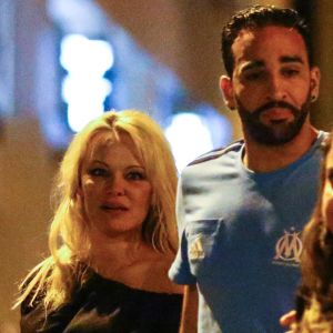 Exclusif - Pamela Anderson et son compagnon le footballeur français Adil Rami vont dîner en amoureux au restaurant "la Villa" après la victoire de l'OM contre Toulouse (2-0) , Marseille le 24 septembre 2017.