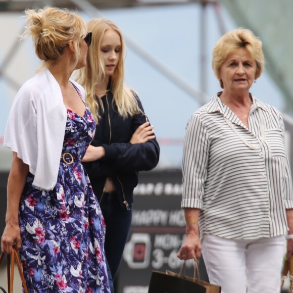 Exclusif - Pamela Anderson se promène avec sa mère Carol et sa nièce à Vancouver au Canada le 23 juin 2016.