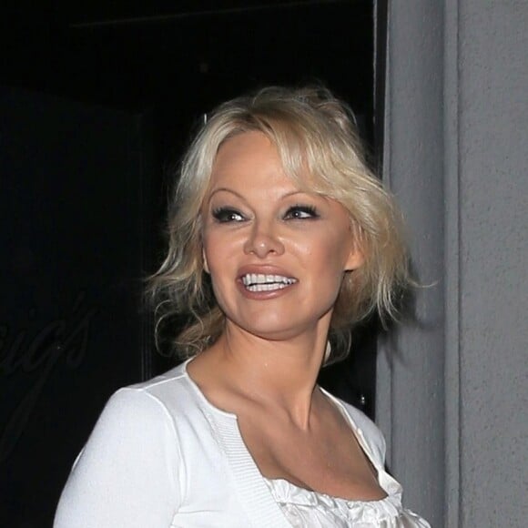 Pamela Anderson et son ami quittent le restaurant Craig à West Hollywood le 15 juin 2018.