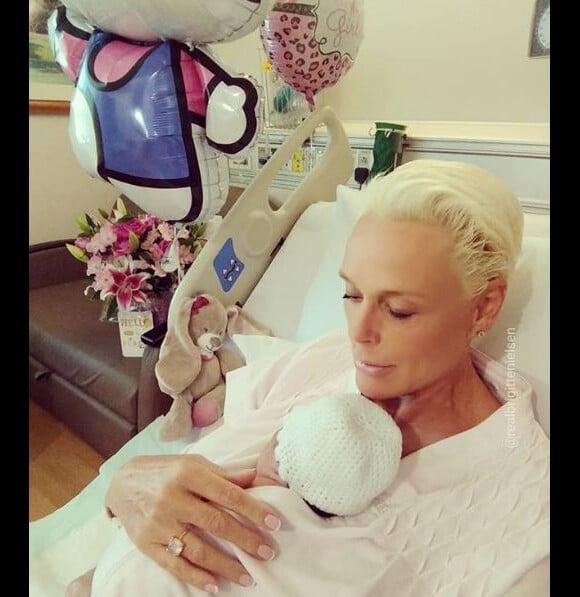 Brigitte Nielsen pose avec sa petite Frida, à la maternité à Los Angeles. Juin 2018