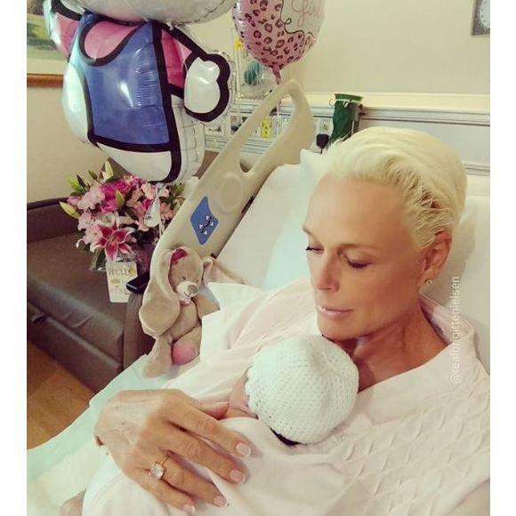 Brigitte Nielsen pose avec sa petite Frida, à la maternité à Los Angeles. Juin 2018