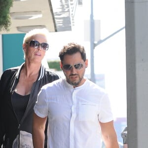 Brigitte Nielsen (enceinte) et son mari Mattia Dessi dans les rues de Los Angeles. Le 31 mai 2018.
