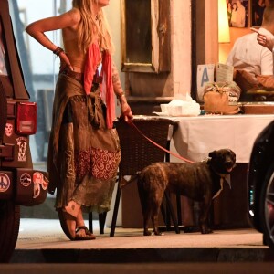 Exclusif - Paris Jackson, dans un look très bohême, dîne à la terrasse d'un restaurant en compagnie de son chien Koa à Los Angeles, le 24 juillet 2018.