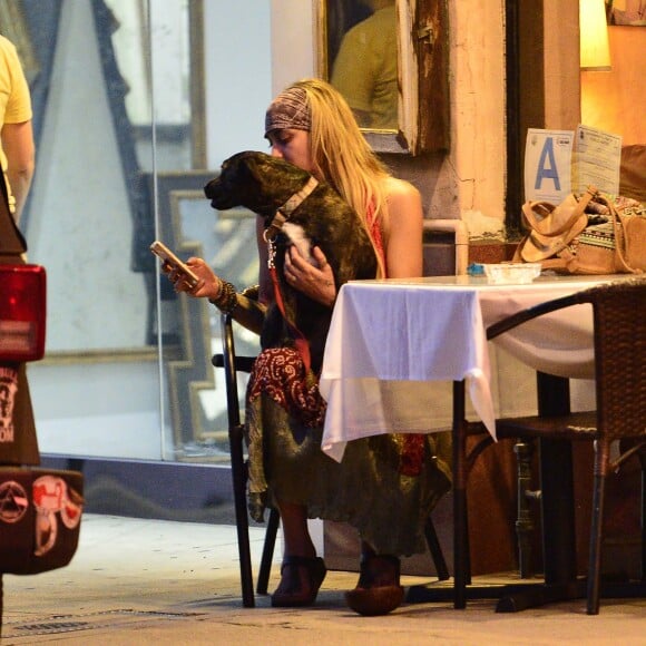 Exclusif - Paris Jackson, dans un look très bohême, dîne à la terrasse d'un restaurant en compagnie de son chien Koa à Los Angeles, le 24 juillet 2018.