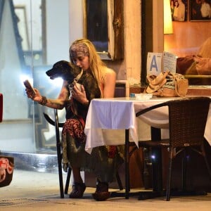 Exclusif - Paris Jackson, dans un look très bohême, dîne à la terrasse d'un restaurant en compagnie de son chien Koa à Los Angeles, le 24 juillet 2018.