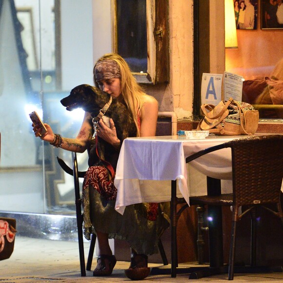 Exclusif - Paris Jackson, dans un look très bohême, dîne à la terrasse d'un restaurant en compagnie de son chien Koa à Los Angeles, le 24 juillet 2018.