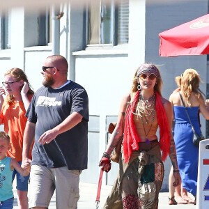 Paris Jackson promène son chien koa et retrouve des amis pour déjeuner à Venice à Los Angeles, le 23 juillet 2018