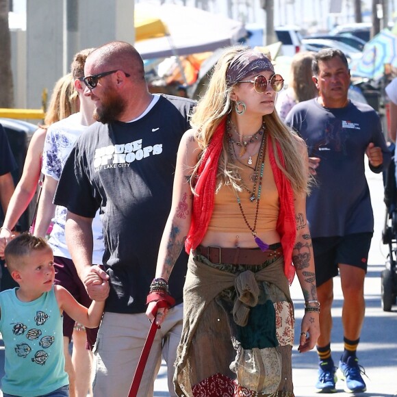 Paris Jackson promène son chien koa et retrouve des amis pour déjeuner à Venice à Los Angeles, le 23 juillet 2018